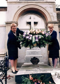 25. výročí úmrtí Vlasty Koseové, <br>náčelní Hana Kvapilová se sta-<br>rostkou Ivou Mackovou; 1999 |<br>foto: archiv Ivy Fundové­‑Mackové