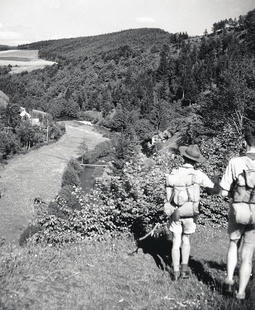 Výprava skautského oddílu Dvojka, ve-<br>deného Jaroslavem Foglarem, do údolí<br> potoka Mastníku, 30. léta 20. století |<br> foto: archiv Jiřího Zachariáše