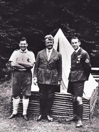 Zleva Frank Elstner – první čs.<br> účastník mezinárodní lesní školy<br> v Gilwellu, Antonín B. Svojsík<br> a Josef Horký – skautský zpravo-<br>daj pro Slovensko | foto: archiv<br> Jiřího Zachariáše