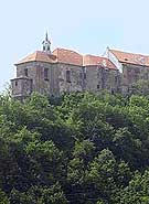 Členitá a majestátná<br> architektura zámku<br> Nižbor. V levé části<br> nádvoří je vstup do<br> stále skautské výstav-<br>ní expozice „Z historie<br> českého skautingu“. |<br>foto: archiv SOVF