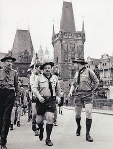 Pochod skautů z Pražského hradu<br> po volbě prezidenta – v čele <br>zleva Miroslav Kopt, Josef Zikán <br>a MUDr. Stříbrský, březen 1968<br> | foto: Pavel Štajer