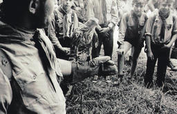 Jiří Kafka s dětmi, 5. oddíl Psohlavců,<br> jaro 1967 | foto: Pavel Štajer