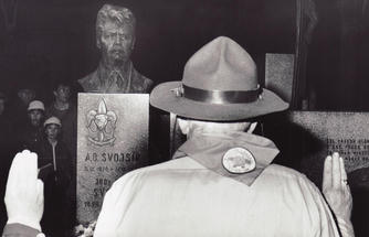 Slib u Svojsíkova hrobu spojený s prvním přiveze-<br>ním betlémského světla exilovými skauty do Prahy,<br> 23. 12. 1989 | foto: archiv Jiřího Zachariáše