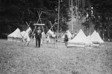 Náčelník Antonín Benjamin Svojsík na návštěvě<br>tábora oldskautů 24. oddílu (1933) | <br>foto: archiv střediska 24 Sever