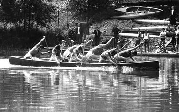 Vítězná jízda plzeňské posádky sedmikanoe v kategorii C7 500 m starších dorostenců na Přeboru ČSR 22. 6. 1958  – na kormidle Petr Vyleta, v posádce z TJ Lokomo-tiva Plzeň ještě Aleš Verner, ostatní ze Spartaku Plzeň a PZ Plzeň. | Osobní archiv Petra Vylety