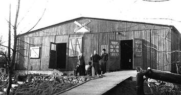 Loděnice TJ Lokomotiva Plzeň na břehu Radbuzy v prostoru nazývaném „na Staru“, 50. léta 20. stol.  | Osobní archiv Petra Vylety