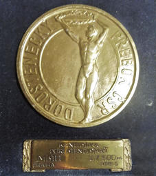 Zlatá medaile v závodu starších dorostenců kategorie C7 500 m na Přeboru ČSR 1958, členy vítězné posádky plzeňské sedmikanoe byli i Aleš Verner a Petr Vyleta.  | Osobní archiv Petra Vylety