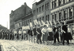 Prvomájového průvodu v květnu 1955 se na Mikulášské třídě v Plzni účastnili s pádly na ramenou i vodáci TJ Lokomotiva Plzeň, mezi nimi řada skautů původního 50. vodního oddílu Černá Střela. V čele skupiny Jiří Cajzl, který bude necelý měsíc poté s třemi dalšími vedoucími zatčen za propagaci skautingu. | Spisovna Okresní rady Junáka Plzeň­‑město, materiály 50. odd. Černá Střela