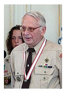 Br. Šaman při udělení<br>Řádu Stříbrného vlka<br>| foto: archiv SOVF